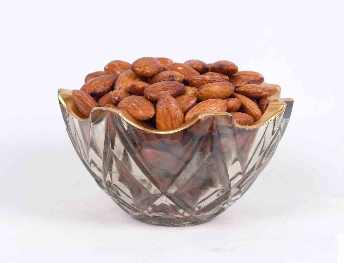 مغز بادام شور خارجی مناسب پذیرایی و تنقلات مهمانی